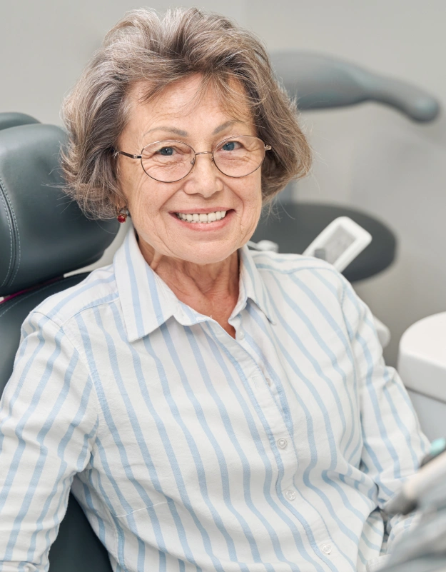 Patient receiving guidance on periodontal treatment options